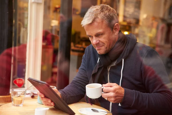 Hombre usando tableta digital — Foto de Stock