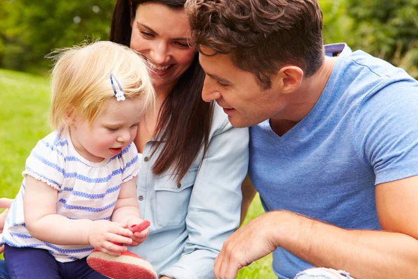 Família jogando jogo no jardim — Fotografia de Stock