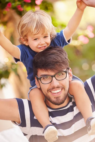 Vader en zoon spelen samen — Stockfoto