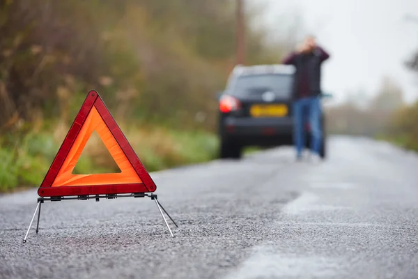 Automobilist uitgesplitst op landweg — Stockfoto