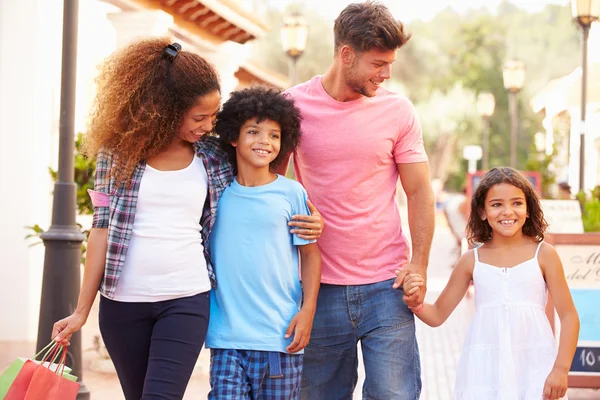 Promenade en famille avec des sacs à provisions — Photo