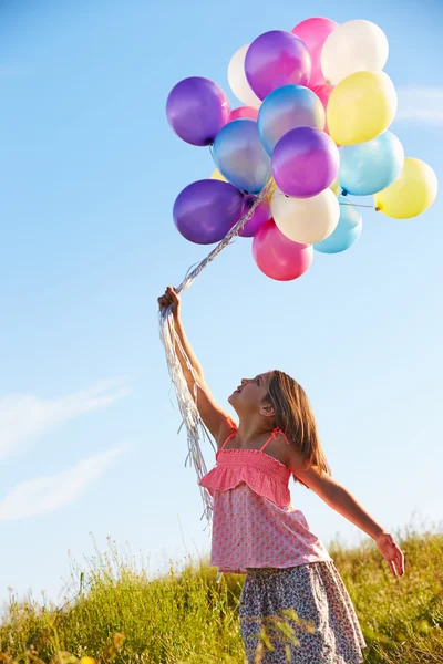 Giovane ragazza in possesso di palloncini — Foto Stock