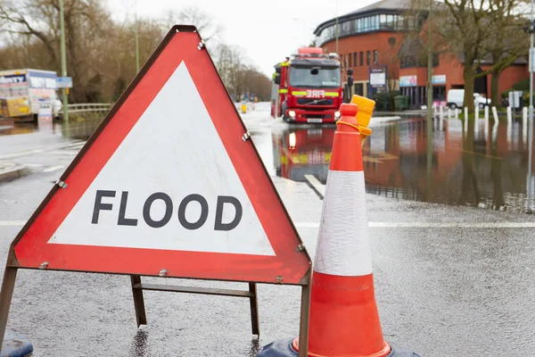 Señal de tráfico de advertencia en carretera inundada — Foto de Stock