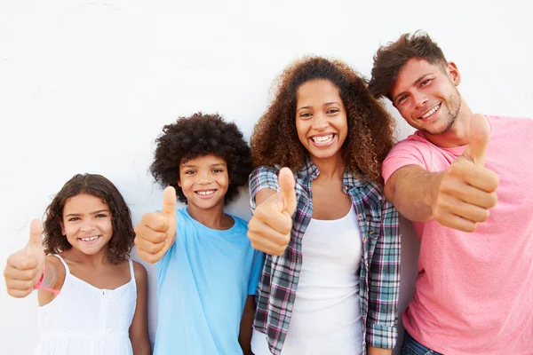 Familia dando pulgares hacia arriba — Foto de Stock