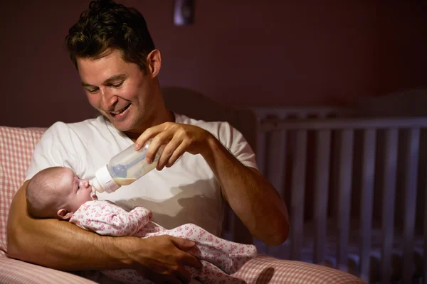 Vader Baby voeden met fles — Stockfoto