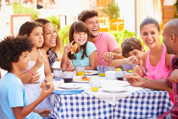 Två familjer äter måltid — Stockfoto