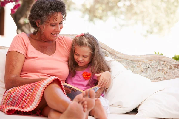 Grootmoeder met kleindochter lezen van boek — Stockfoto