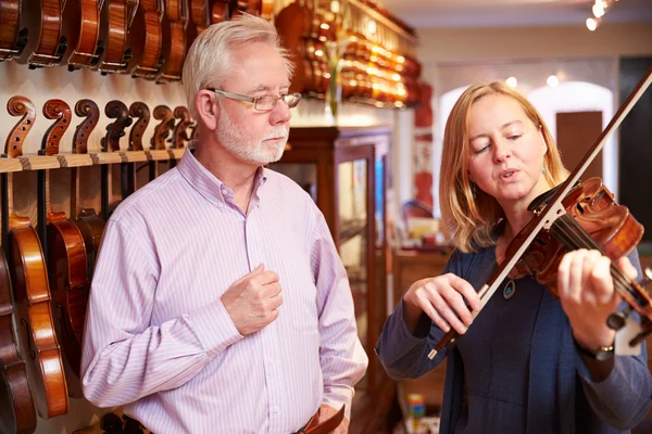 Cliente che prova il violino — Foto Stock