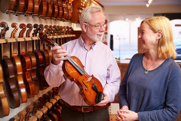 Salesman Advising Customer Violin — Stock Photo, Image