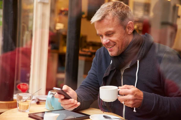 Uomo che utilizza il telefono cellulare — Foto Stock