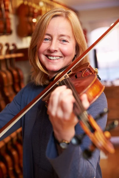 Customer Trying Out Violin — Stock Photo, Image