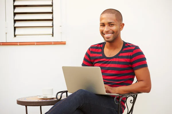 Mann mit Laptop trinkt Kaffee — Stockfoto