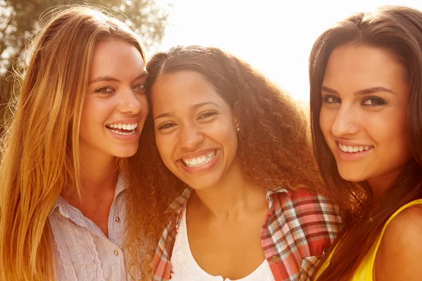 Drie vriendinnen — Stockfoto