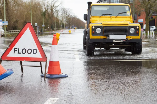 Panneau de signalisation routière sur route inondée — Photo