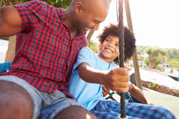 Vater und Sohn auf Schaukel — Stockfoto