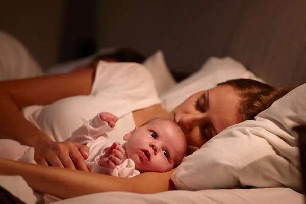 Padres durmiendo con bebé recién nacido — Foto de Stock