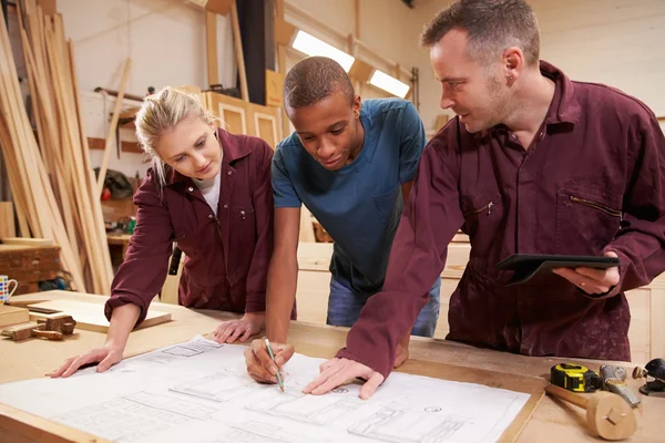 Carpenter With Apprentices  In Workshop — Stock Photo, Image