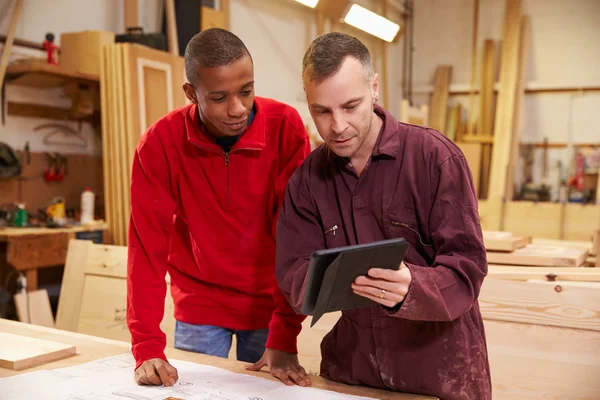 Carpenter With Apprentice  In Workshop — Stock Photo, Image