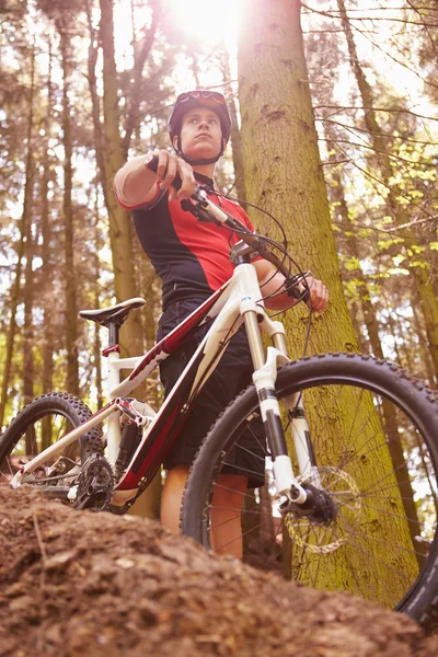 Homem montando bicicleta de montanha — Fotografia de Stock