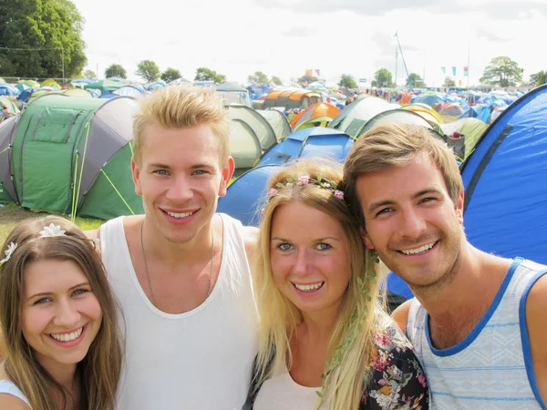 Pessoas acampar no Festival de Música — Fotografia de Stock