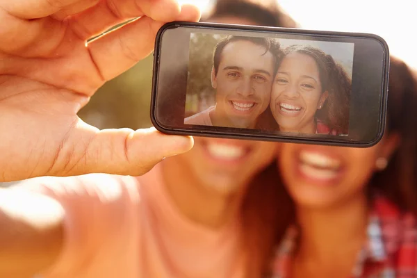 Odběr selfie pár s mobilním telefonem — Stock fotografie