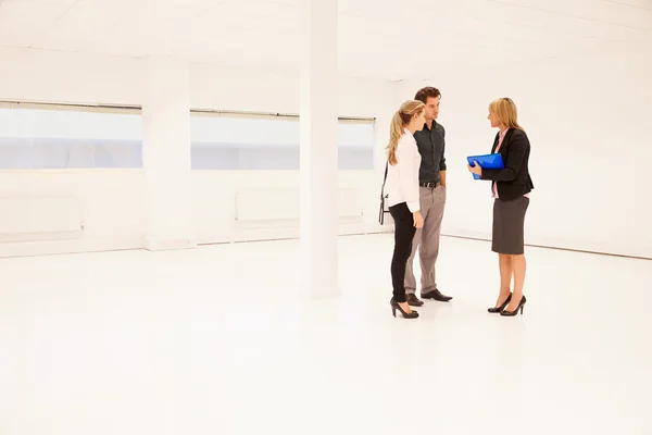 Fastighetsmäklare visar tomma Office — Stockfoto