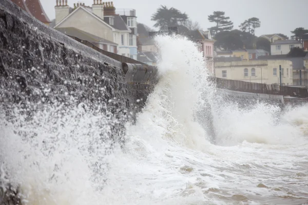 Grandes olas rompiendo contra el muro marino — Foto de Stock