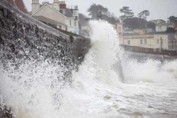 Grandi onde che si infrangono contro il muro del mare — Foto Stock