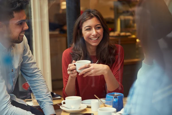 Grupp av vänner som kopplar ihop — Stockfoto