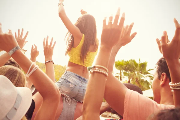 Mensen genieten van muziekfestival — Stockfoto