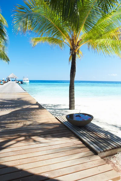 Molo di legno sulla spiaggia alle Maldive — Foto Stock