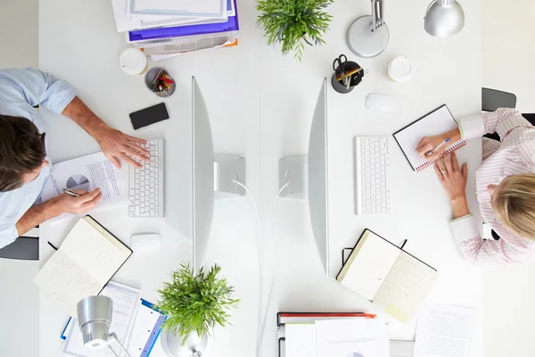 Empresarios que trabajan en Office Computer —  Fotos de Stock