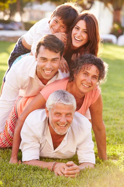 Multi generace rodiny na trávě dohromady — Stock fotografie