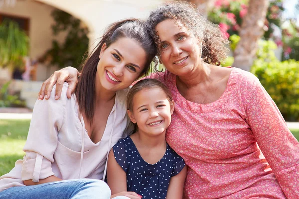 Avó com filha e neta — Fotografia de Stock