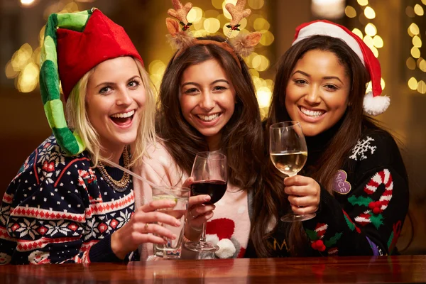Группа друзей, наслаждающихся рождественскими напитками — стоковое фото
