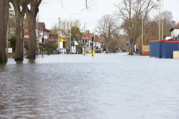 Route urbaine inondée avec feux de circulation — Photo