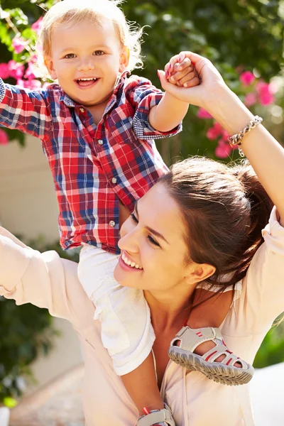 Mutter und Sohn spielen zusammen — Stockfoto