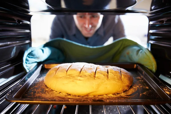 Mann Brot in den Ofen — Stockfoto