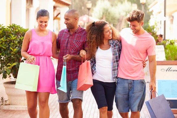 Vrienden op straat met Shopping tassen — Stockfoto