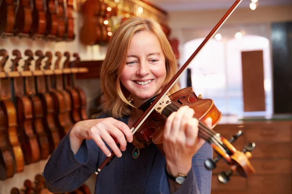 Cliente che prova il violino — Foto Stock