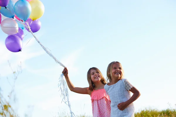 Młodych dziewcząt gospodarstwa balony — Zdjęcie stockowe
