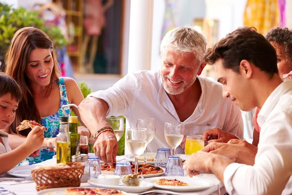 Mehrgenerationenfamilie isst Essen — Stockfoto