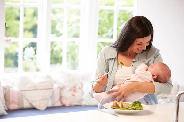 Mère avec bébé Manger sain Repas — Photo