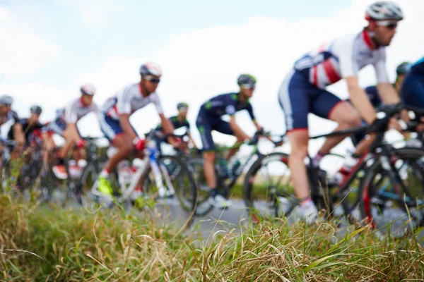 Competidores en carrera ciclista — Foto de Stock