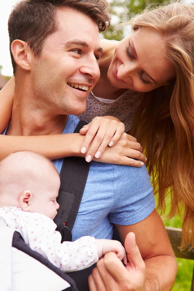 Parents avec bébé à pied — Photo