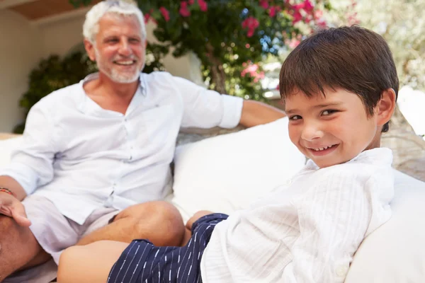 Nonno seduta con nipote — Foto Stock