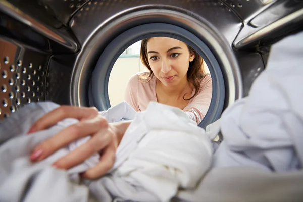 Woman Doing Laundry Reaching — Stock Photo, Image