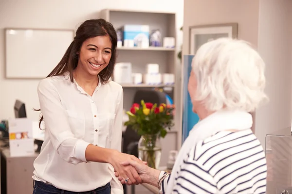 Receptionist Greeting Female Patient — Stock Photo, Image