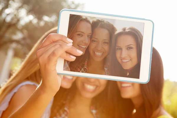 Amigos tomando selfie com tablet digital — Fotografia de Stock