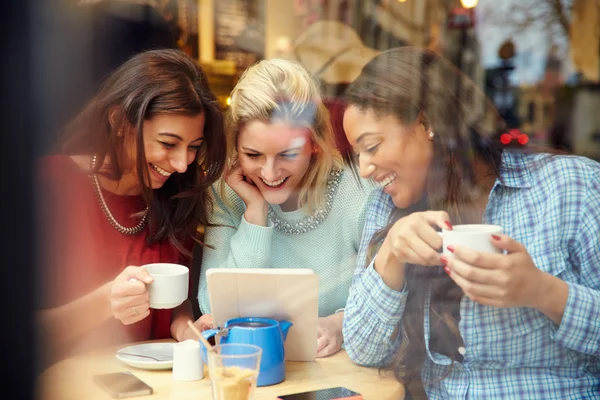 Groep van vrienden met behulp van digitale apparaten — Stockfoto